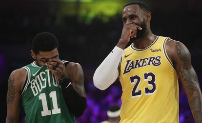 LeBron James y Kyrie Irving durante el Lakers-Celtics.