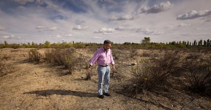 Un vecino muestra una zona deteriorada del parque de Valdebernardo.