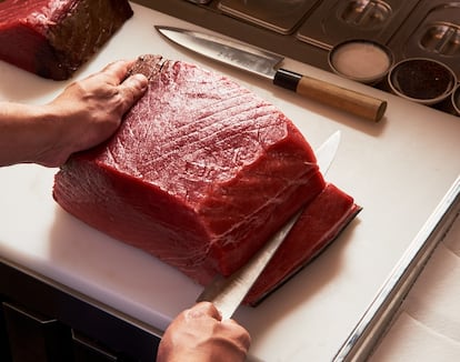 Un lomo de atún rojo, en la cocina del Akiro Hand Roll Bar, el bar 'nikkei' de moda, en una imagen cedida.