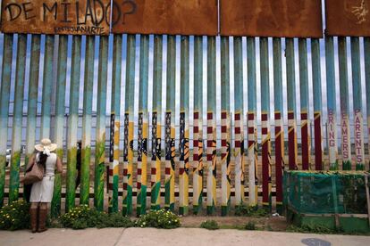 Una mujer habla con sus tres hijas a través de la valla después de nueve años sin verlas en persona, durante la celebración del día de las madres binacional, en el lado mexicano de la frontera México-Estados Unidos, en Playas de Tijuana.