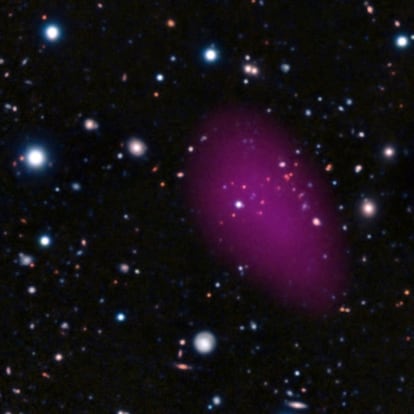 Imagen del cúmulo galáctico CL-JI449+0856 obtenida sumando las observaciones de los telescopios <i>XXM-Newton</i> (en el espacio), VLT y Subaru.