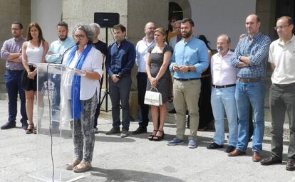 Minuto de silencio contra la violencia machista en el Ayuntamiento de Cáceres, con la presencia del único concejal de Vox.