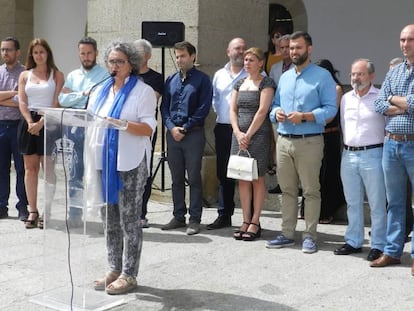 Minuto de silencio contra la violencia machista en el Ayuntamiento de Cáceres, con la presencia del único concejal de Vox.
