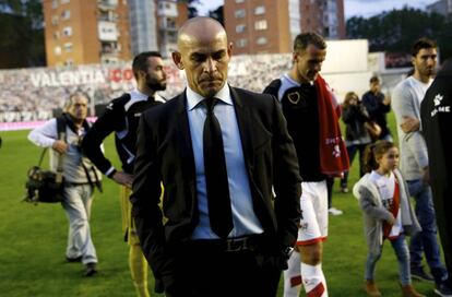 Paco Jémez abandona el campo del Rayo Vallecano, tras finalizar el partido contra el Levante, que supone su paso a la segunda división.