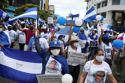 Exiliados nicaragüenses en Costa Rica, protestan por la liberación de los presos políticos. 