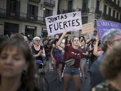 De esta imagen hace casi un año. Es la manifestación en la Plaza Sant Jaume de Barcelona en contra de la puesta en libertad provisional de La Manada, fue el 22 de junio de 2018.