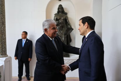 Fotografía cedida por el Gobierno de Panamá del presidente panameño, José Raúl Mulino, saludando al Secretario de Estado de Estados Unidos, Marco Rubio, este domingo en el palacio presidencial de las Garzas, en Ciudad de Panamá (Panamá).