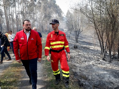 El presidente del Principado, Adrián Barbón, visita el 9 de abril las zonas quemadas por incendio declarado en Las Regueras, en las cercanías de Oviedo.