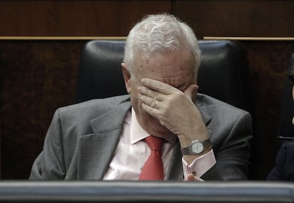 Segundo día del debate del Estado de la Nación en el Congreso. El pasado 21 de febrero el ministro de Exteriores, José Manuel García Margallo, se mesaba la frente en su escaño. Asístía a un bronco debate entre Rajoy y Rubalcaba. El líder socialista pidió al presidente del Ejecutivo la dimisión por el escándalo del 'caso Bárcenas' y este respondió, machaconamente, con la herencia recibida.