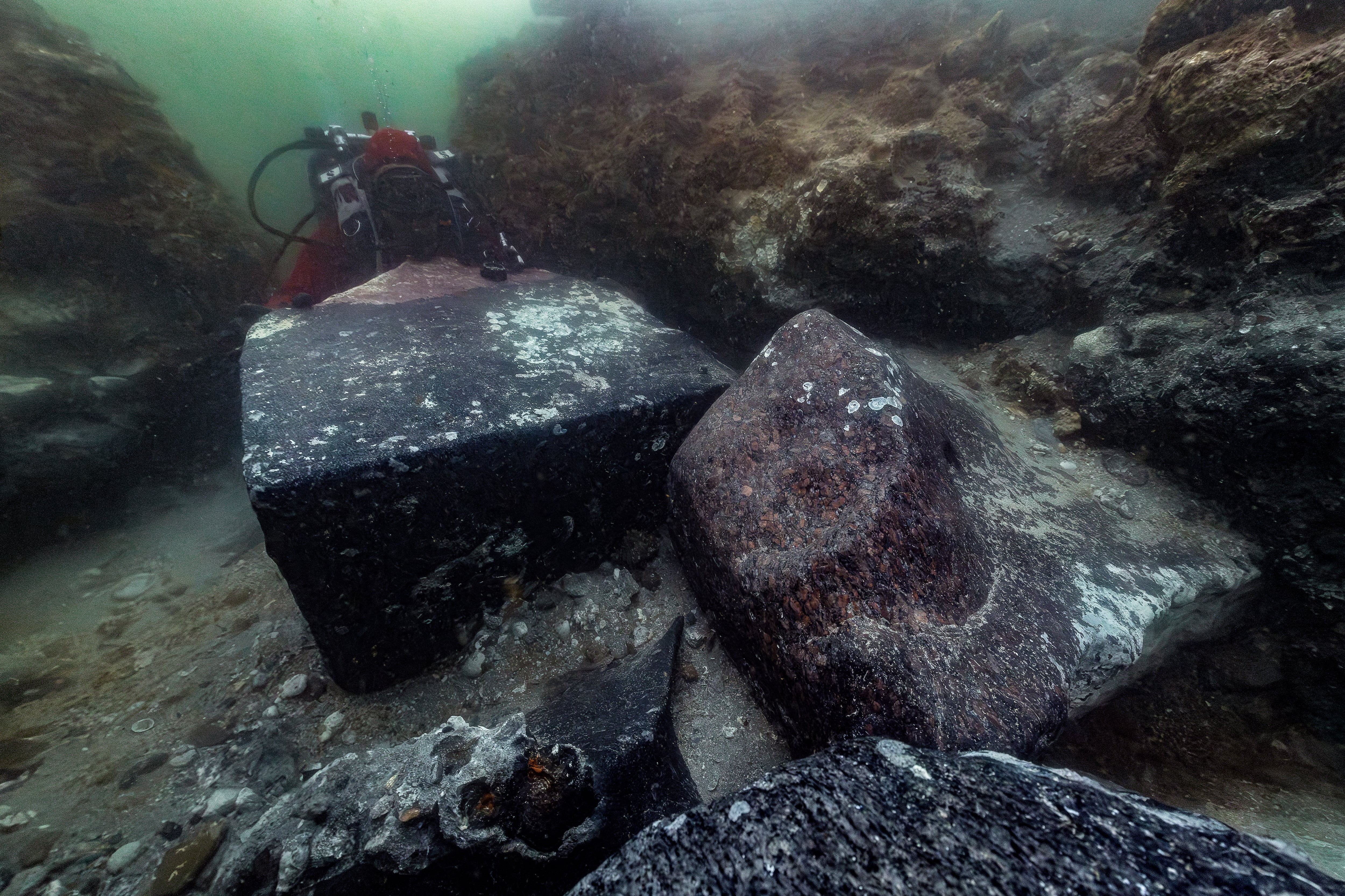 Un submarinista de la misión, bajo el agua entre restos arquitectónicos.
