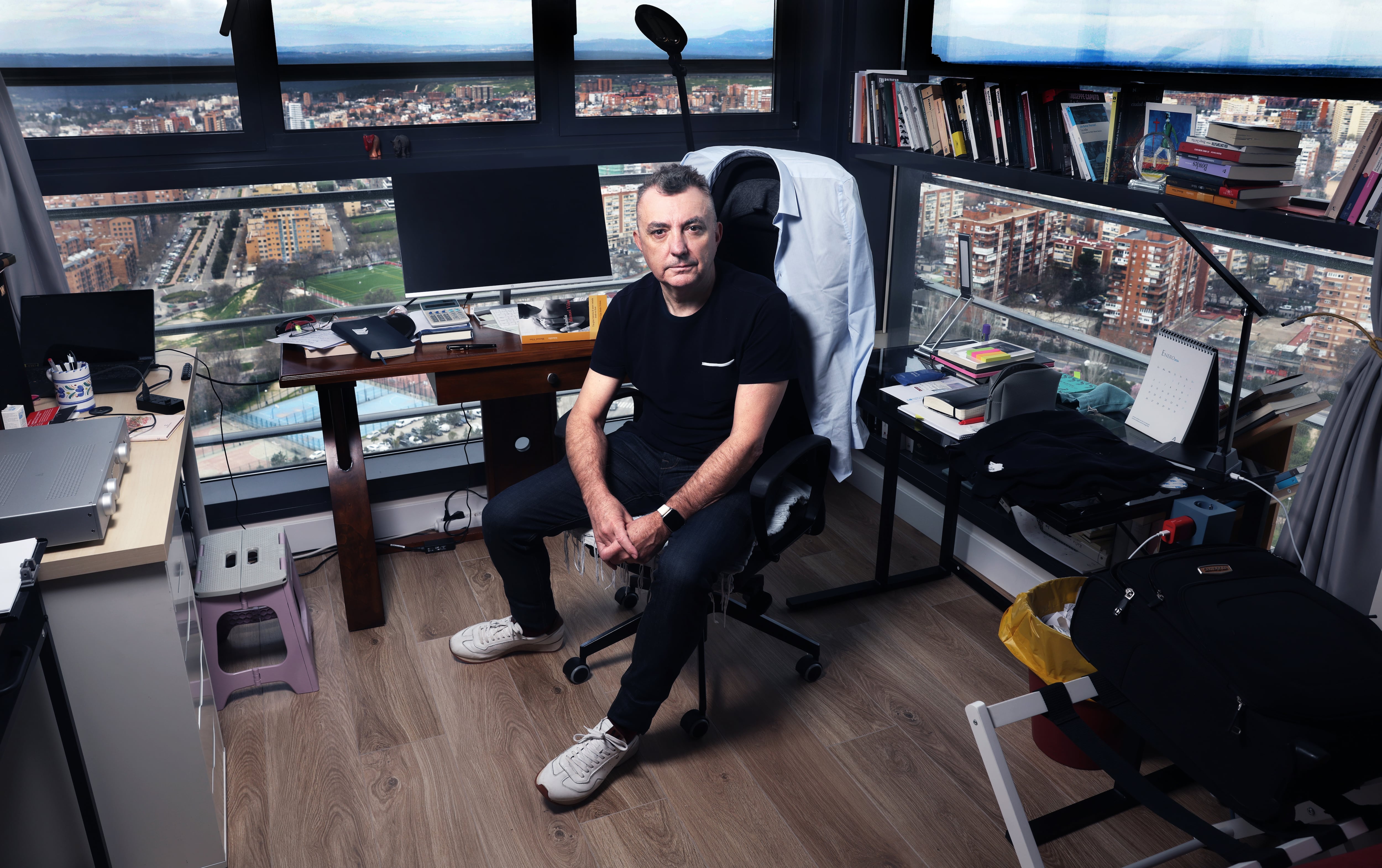 El escritor Manuel Vilas, en su estudio en Madrid.