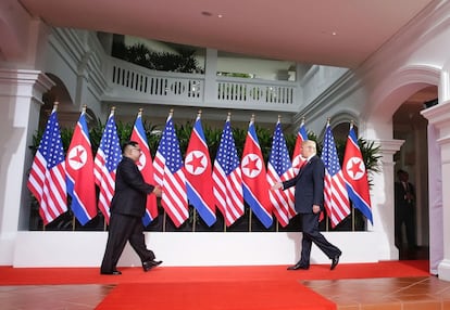 El presidente de Estados Unidos, Donald Trump, y el líder norcoreano, Kim Jong Un, se han estrechado la mano a su llegada al Hotel Capella, en la isla singapurense de Sentosa.