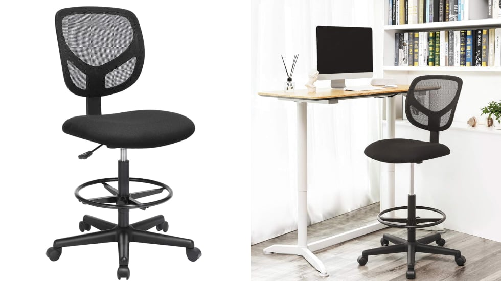 Silla de malla giratoria con reposapiés regulable.