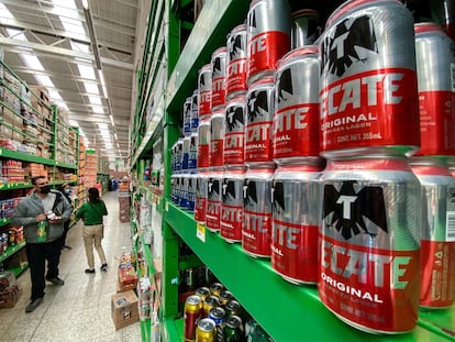 Venta de alcohol en un supermercado en Ciudad de México, en 2020.