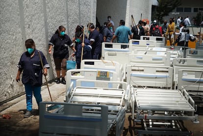 La peor parte se la llevó el Hospital General de Atizapán, ya que las inundaciones forzaron la evacuación del lugar. En la imagen, las camillas del hospital amontonadas a las afueras del edificio este martes.