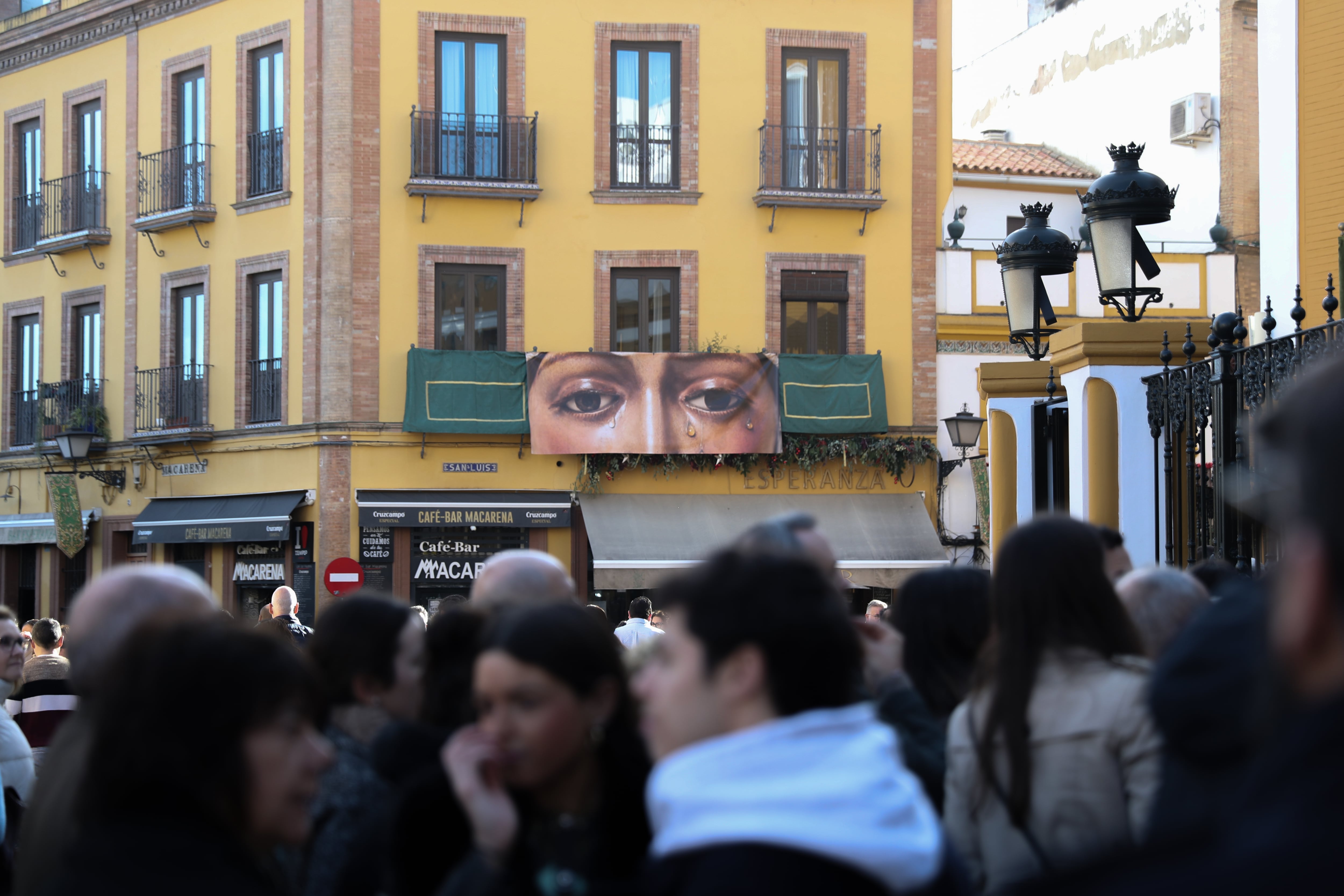 Возвращение Девы Марии Ла Макарана в Севилью радует верующих