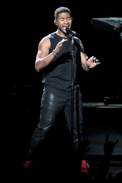El rapero Usher durante su actuación en la gala de los premios BET.