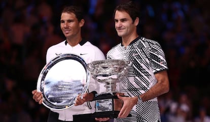 Federer y Nadal, con sus trofeos tras la final en Australia.