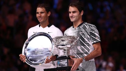 Federer y Nadal, con sus trofeos tras la final en Australia.