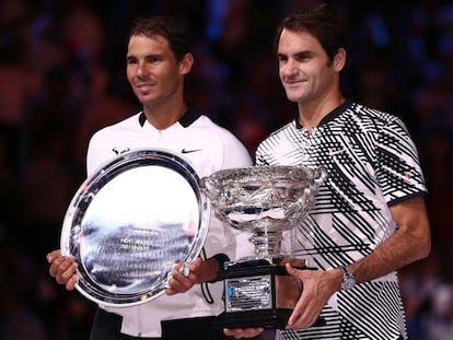 Federer y Nadal, con sus trofeos tras la final en Australia.
