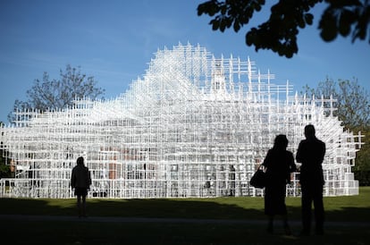 Los visitantes miraban al pabelln de la Serpentine Gallery el pasado da 4, cuando se daban los ltimos retoques. Ocupa 357 metros cuadrados sobre el csped situado frente al edificio que alberga este museo londinense de arte moderno y contemporneo. Sou Fujimoto se ha servido de una estructura de tubos de acero engarzados a modo de celosa creando un dilogo entre la transparencia del paisaje artificial con el verde del csped, el azul del cielo, las nubes y los rboles.