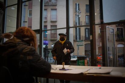 Un hombre se dirige a votar a una mesa electoral antes de las 12h, en el turno reservado a personas de riesgo.