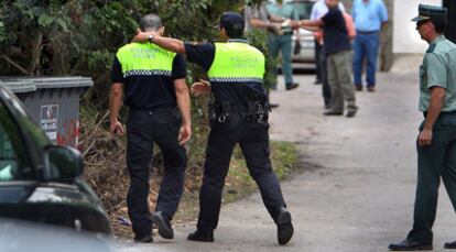 Un policía consuela a un colega desolado que resultó ser familiar del niño fallecido.