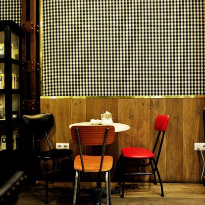 A dos pasos del barrio de Chueca, este acogedor café tiene el encanto de esos lugares donde los muebles dispares cuentan historias de otros tiempos. Aquí los sillones son de anticuario y las sillas de los años cincuenta proceden del centro de FP de los jesuitas Revillagigedo de Gijón. Para la iluminación, lámparas antiguas del norte de Italia. Sus propietarios son asturianos, de ahí su pasión por los milhojas. Otro fuerte son los bizcochos con merengue recién hechos en el obrador de la cercana Pomme Sucre. A la hora de la merienda lo mismo encuentras parejas de modernos que señoras que adoran tomar el café en tazas de porcelana. O un chocolate caliente. También se puede optar por los zumos naturales.  » Hortaleza, 30. Madrid. www.facebook.com/pages/Oita-Cafe/237596712918596