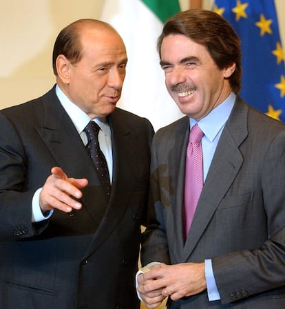 El primer ministro italiano, Silvio Berlusconi, bromea con el presidente del Gobierno, José María Aznar, durante el Consejo Europeo celebrado en Bruselas el 16 de octubre de 2003. 