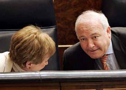 María Teresa Fernández de la Vega y Miguel Ángel Moratinos, durante el debate del Congreso.