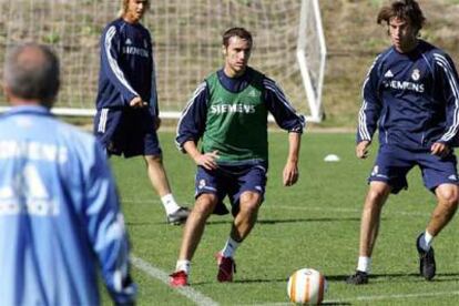 Helguera, en el centro, ayer durante el entrenamiento del Madrid.