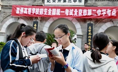 Estudiantes chinas repasan antes del examen de Selectividad, en junio pasado en Pekín. 
 