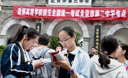 Estudiantes chinas repasan antes del examen de Selectividad, en junio pasado en Pekín.