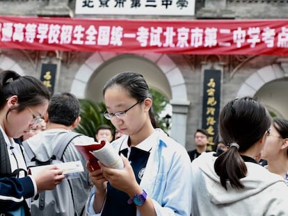 Estudiantes chinas repasan antes del examen de Selectividad, en junio pasado en Pekín. 
 