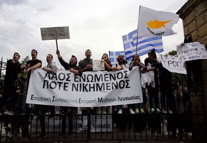 Un grupo de estudiantes protesta junto al Parlamento en Nicosia por las condiciones del rescate bancario de Chipre.