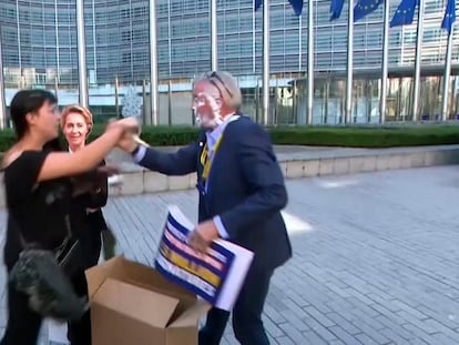 Vídeo | Dos activistas climáticas tiran una tarta de nata a la cara del consejero delegado de Ryanair