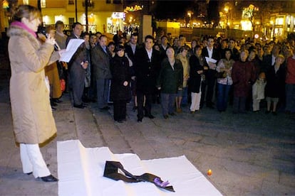 Concentración ante el Ayuntamiento de Sabadell por el asesinato de María Luisa Ilzarbe.