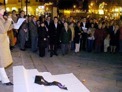 Concentración ante el Ayuntamiento de Sabadell por el asesinato de María Luisa Ilzarbe.