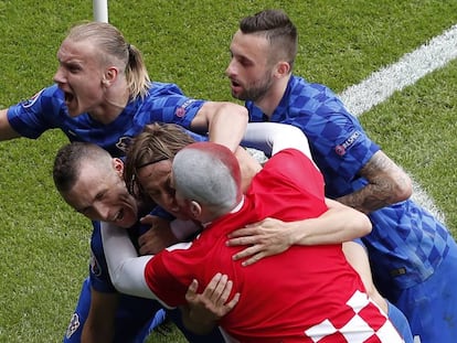Un espontáneo croata se abraza a Modric en la celebración de su gol
