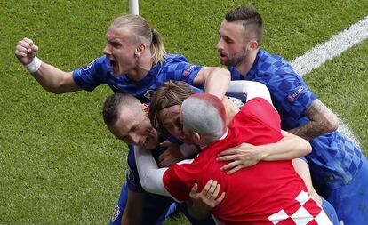 Un espontáneo croata se abraza a Modric en la celebración de su gol