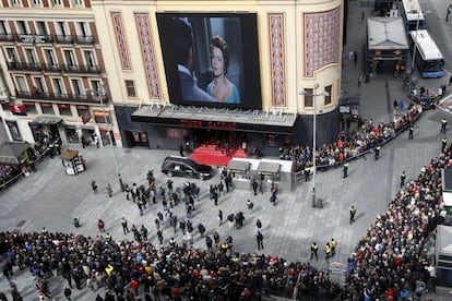 Cientos de personas han recibido en la plaza de Callao de Madrid el coche f&uacute;nebre de Sara Montiel que ha recibido un &uacute;ltimo homenaje frente al cine Callao. 