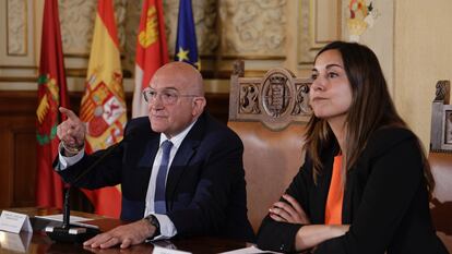 El alcalde de Valladolid, Jesús Julio Carnero, junto a la portavoz del Grupo Municipal Popular, Blanca Jiménez, este martes.