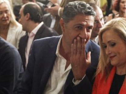 El candidat del PPC a la Generalitat, Xavier García Albiol, conversa amb la presidenta de la Comunitat de Madrid, Cristina Cifuentes.