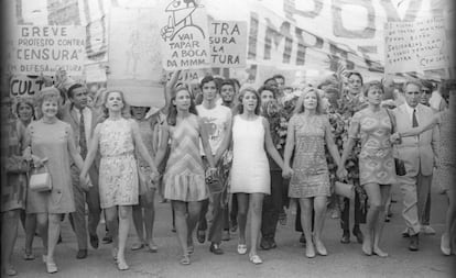 Protesto de artistas contra a censura em 1968. À direita, de terno, o crítico Mário Pedrosa.