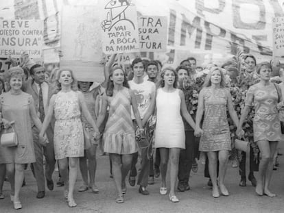 Protesto de artistas contra a censura em 1968. À direita, de terno, o crítico Mário Pedrosa.