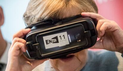 La canciller alemana Angela Merkel se prueba unas gafas de realidad virtual en la un evento en Berlín en 2017.  