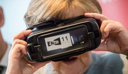 La canciller alemana Angela Merkel se prueba unas gafas de realidad virtual en la un evento en Berlín en 2017.