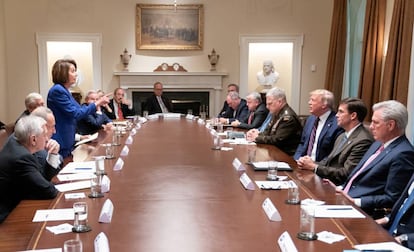 Nancy Pelosi (en pie) se dirige al presidente Trump en la Casa Blanca.