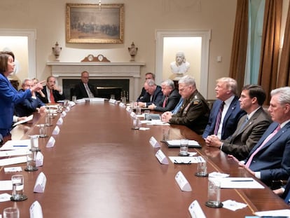 Nancy Pelosi (en pie) se dirige al presidente Trump en la Casa Blanca.