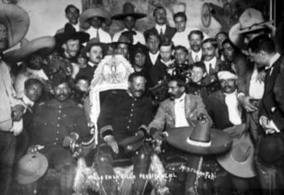 Pancho Villa e Emiliano Zapata no Palácio Presidencial em 1914.